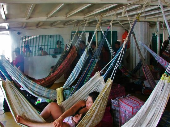 Essensausgabe, die Küche ist schwer vergittert.