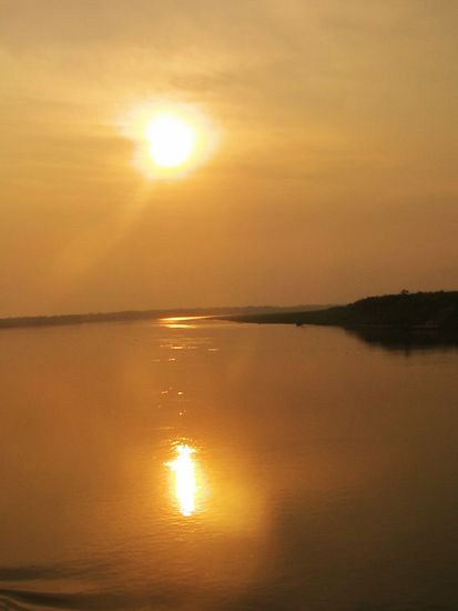 Der Amazonas verwandelt sich in ein goldenes Band.