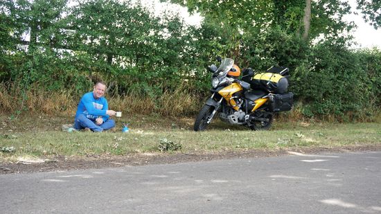 Heute ist es nicht so heiß und so verläuft die Fahrt sehr angenehm. Man kann sogar mal mittags im Schatten ein Schläfchen halten.