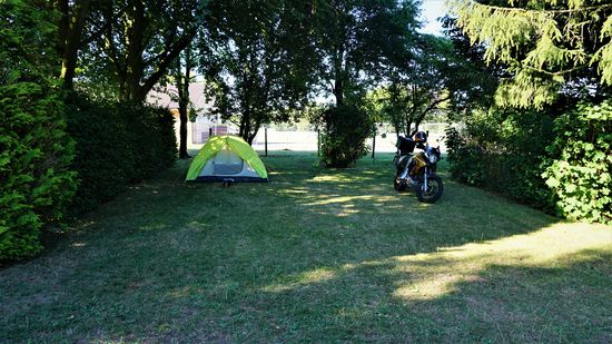 In der Stadt Salisbury, nur wenige Kilometer entfernt, sehe ich ein Hinweisschild zu einem  Zeltplatz und biege spontan ab. Es wird ein Volltreffer, 16 Pfund, Schatten und Ruhe, juheeeeeee.