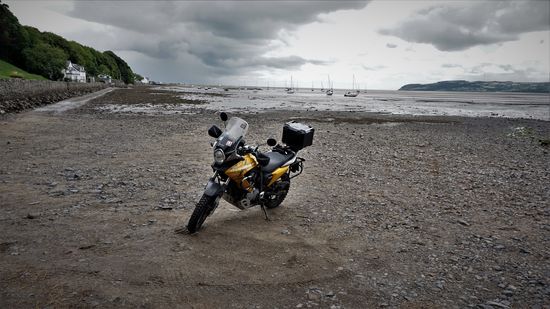 Ich fahre an die Küste. Es ist gerade Ebbe und die Boote liegen auf Grund. Es sind zwar immer fette Wolken am Horizont zu sehen, aber das Wetter hält sich erstaunlich gut.