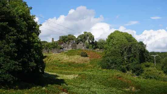 Eine Schaffarm, die Häuser passen sich perfekt in die Natur ein.