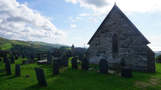Der Aufstieg hat sich gelohnt, man hat einen weiten Blick über die grünen Hügel. Ich sitze eine Stunde und lasse die nordische Landschaft und die angenehme Ruhe auf mich wirken.