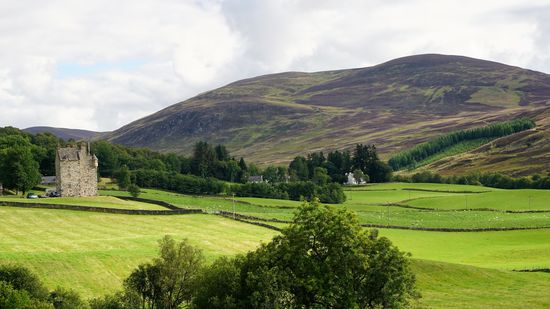 Es ist weitestgehend eine Touristenroute, ich sehe seit Tagen mal wieder deutsche Nummernschilder. Am Weg stehen kleinere und größere Schlösser und Destillen.