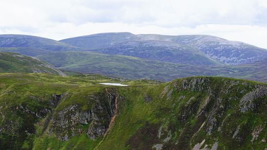 In einem Skigebiet lasse ich mich von einem Lift auf einen Berg tragen. Ich bin alleine dort oben. 
​Schön !