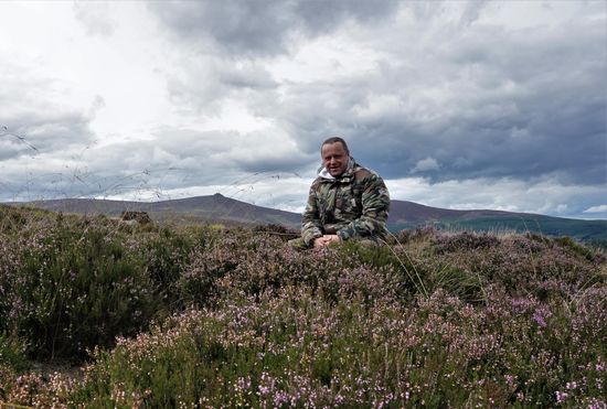 An einem Kiosk gibt es preiswertes Mittagessen, Kaffee und Pizza. Die Leute sind sehr interessiert und fragen mich ein Loch in den Bauch. Danach fahre ich auf eine ruhige Hochebene, mach Mittagsruhe und lasse die Kamera laufen.
