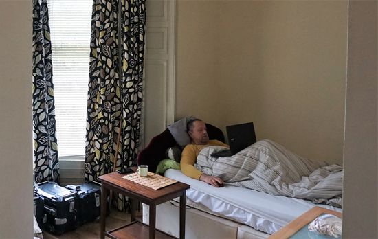 Die nächsten beiden Tage verbringe ich im Bett und arbeite am Computer. Zwischendrin gibt es was gutes zu Essen und abends mal eine Flasche Wein. Morgen geht's auf Schiff. Hoffentlich läuft es dieses Mal besser.