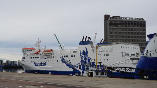 15 Uhr Check in, 17 Uhr Abfahrt, Ankunft 7 Uhr morgens am nächstem Tag,  ich habe 98 Pfund/111€ für eine einfache Fahrt in der Vierbettkabine bezahlt. Ich konnte bequem online buchen.
http://www.northlinkferries.co.uk/