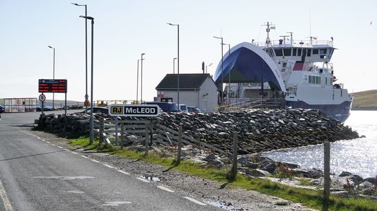Ich muss zweimal die Fähre benutzen, Hin und zurück also viermal. Das kostet 6 Pfund insgesamt.