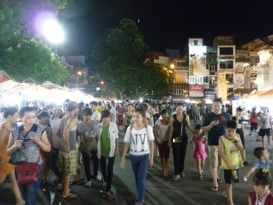 Auf dem Night Market ist jeden Abend viel los