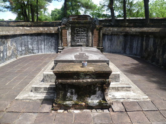 Eines der Gräber. Welches? Die schauen alle gleich aus.