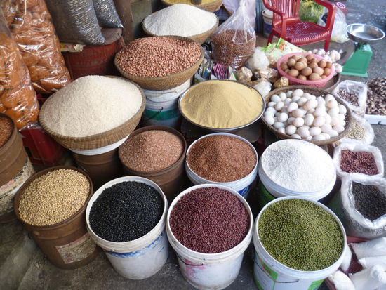 Auf dem Markt bekommt man alles - vor allem essbares