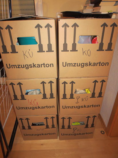 Damit ihr auch langsam mit uns in Stimmung kommt, nun endlich mal ein Update 
So langsam wird es ernst - nur noch 23 Tage und wir sind weg! Wie man sieht, packen wir bereits fleißig Kisten. Nachdem nun endlich sämtliche Hürden des Zeitabsitzens im Büro (inkl. Maniküre vor lauter Langweile) vorbei sind, die Diskussionen mit dem Arbeitsamt inzwischen auch beendet sind, wird es auch wirklich Zeit, dass es losgeht. 
Basti schleppt fleißig Kartons auf dem Weg zum Sport in seinem RAUMWUNDER Peugeot in unseren Einlagerungsort und die Wohnung leert sich immer mehr. 
Das Hostel in Bogotá für die ersten beiden Nächte ist gebucht und danach geht's endlich zum Couchsurfen zu Locals. Nachdem wir jetzt schon Holländer, Filipina, Deutsche, Italiener,Hippies und Isländer bei uns haben surfen lassen, freuen wir uns, endlich auch fremde Couchen zu erkunden!