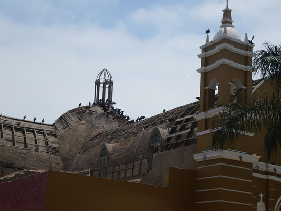 Geier auf dem Kirchendach - ohne weiteren Kommentar 