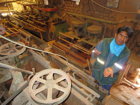 Unser Guide erklärt die Raffinerie