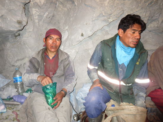 Links der Minenarbeiter (Altersschätzungen werden im Gästebuch angenommen...)