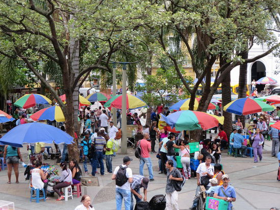 Strassenverkäufer unter bunten Schirmen