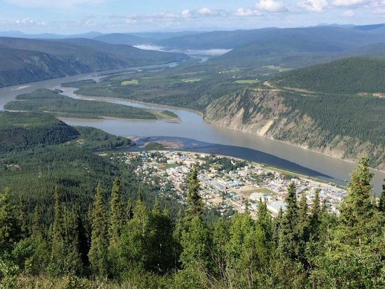 Blick auf Dawson City. Hier trifft der Klondike auf den Yukon.