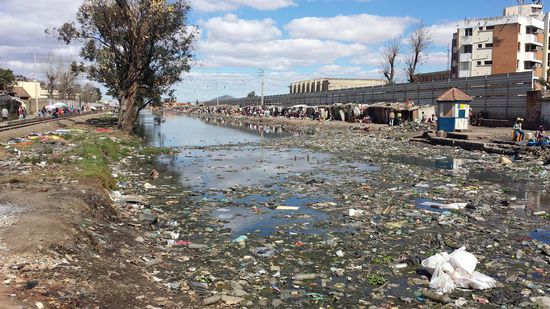 Der städtische Kanal lädt zum Baden ein.