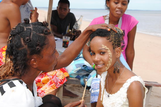 Sonnenschutz und Make Up. Herzlichen Glückwunsch zum 15. Geburtstag!