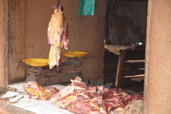 Beim Metzger treffen sich die Fliegen.