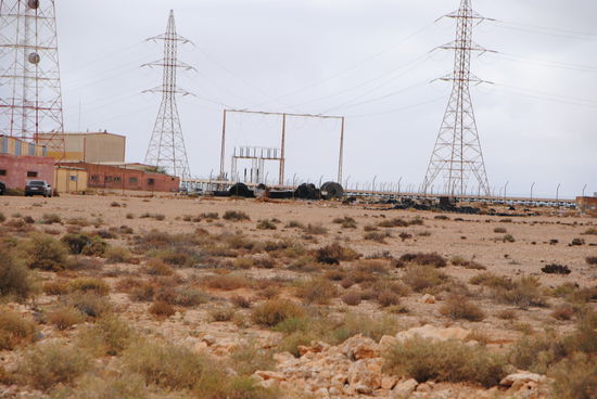 Die Phosphatmine von Bou Craa ist für Besucher nicht zugänglich. Im Hintergrund das weltweit längste Förderband, ca 100 km lang.