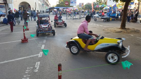 Fahrgeschäft zum Unabhängigkeitstag auf der Rue d' Independance