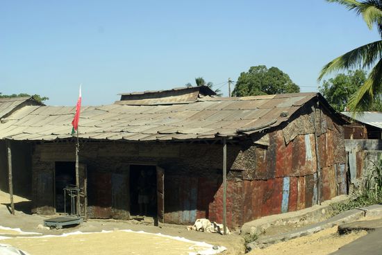 Nur aus flachgehämmerten Ölfässern gebaut