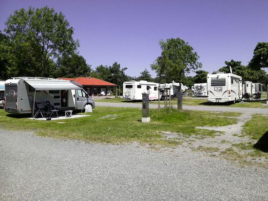 Der Stellplatz mit dem Haus indem sich die sanitären Einrichtungen und die Rezeption befinden.