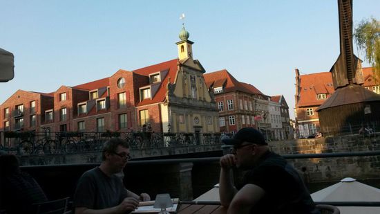 Stintmarkt mi dem alten Kran aus Holz.