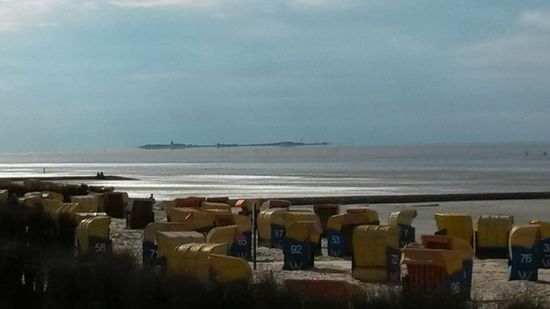 Der Sandstrand von Cuxhaven mit der Insel Neuwerk im Hintergrund.