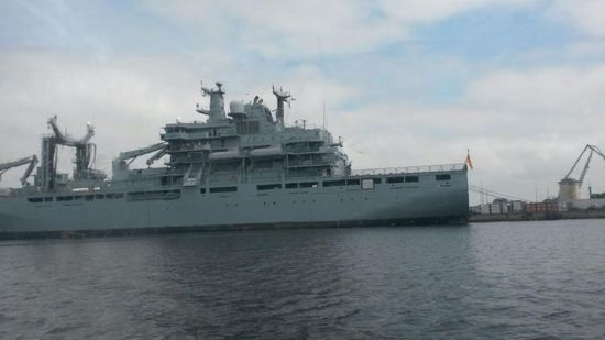 Die größte Fregatte der Bundeswehr die im Hafen vor Anker liegt.