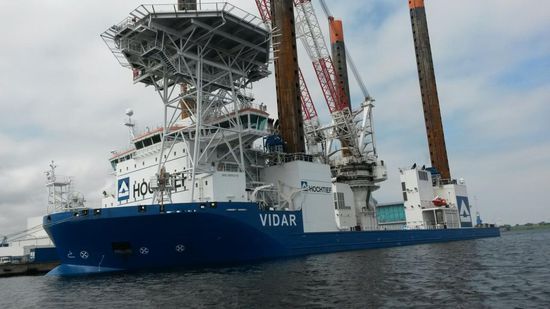 Das Schiff von HochTief das auf hoher See die Windräder aufstellt. Dieses Schiff hat sogar einen Hubschrauber Landeplatz.