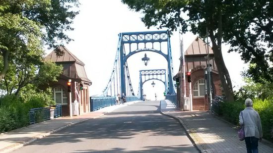 Die Kaiser Wilhelm Brücke die drehbar ist und noch aus der Kaiserzeit ist. Über diese Brücke gelangt man vom Suedstrand in die City.