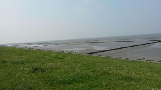 Die Nordsee bei Ebbe vom Deich aus fotografiert.