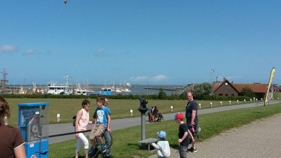 Im Hintergrund der Hafen von Norddeich von wo die Schiffe zu den Inseln fahren.