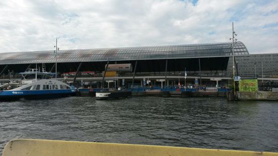 Die Rückseite des Central Bahnhofes an der wir mit der Fähre angelegt haben. Die blau weissen Schiffe sind die Fähren die die Leute von einer Seite zur anderen befördern.