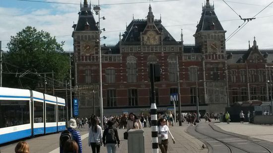 Bahnhof mit Vorplatz. Vordere Ansicht.