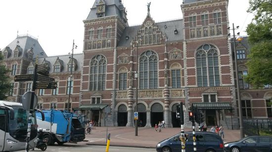 Das Rijksmuseum. Es wurde wie der Bahnhof vom gleichen Architekten entworfen.
