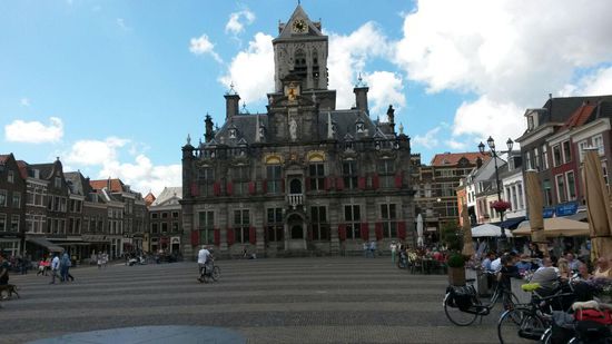 Das Rathaus von Delft mit Marktplatz.
