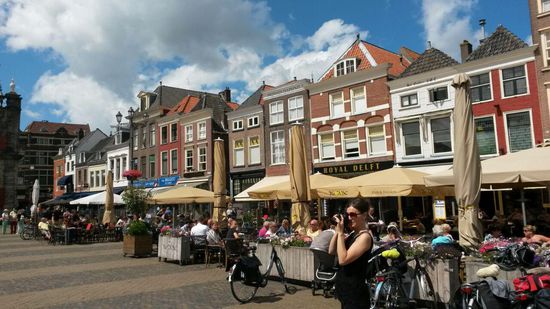Der Marktplatz mit seinen Cafés und Restaurants.