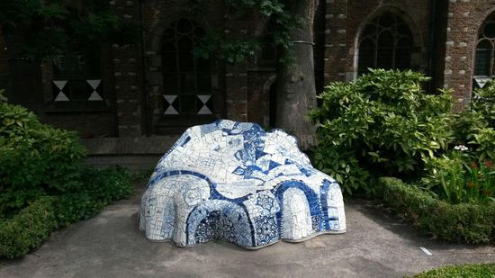 Die Parkbank im Prinzenhof aus Delfter Porzellan.