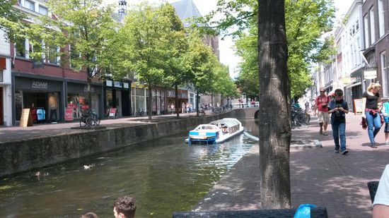 Die Grachten von Delft mit Ausflugsboot