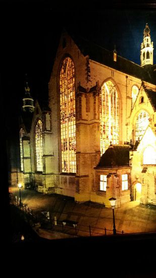 Die beleuchtete Johanniskirche bei Nacht.