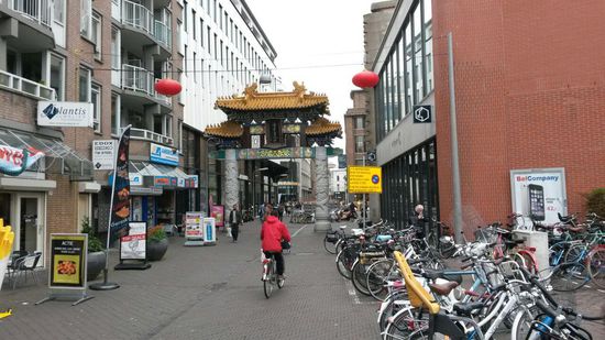 Das chinesische Viertel mit einem Stadttor und den Lampions statt Straßenlaternen.