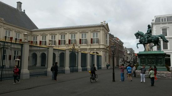 Stadtschloss der königlichen Familie mit Dem Reiterstandbild von Willem den ersten.