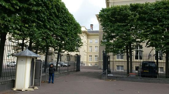 Das Stadtschloss mit Park und netter Polizistin.
