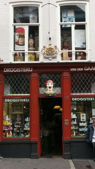 Eine alte Drogerie in der man alles bekommt. Das Haus fanden wir sehr schön mit den Figuren die am Haus angebracht sind und in den Fenstern stehen.