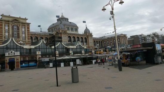 Das Kurhaus und die Strandpromenade von Scheveningen.