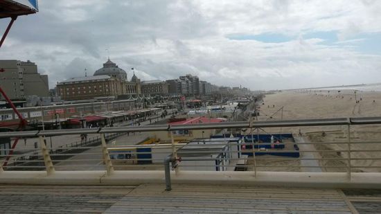 Die Strandpromenade von Scheveningen von der Pier aus fotografiert.